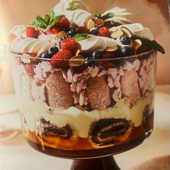 The Official Bridgerton Cookbook 🐝 - Picture 3 of 4